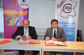 Gérard Guy et Jean Bassières lors de la signature de l'accord-cadre entre le syndicat et...