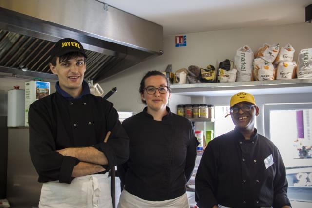 La chef aux côtés de ses deux commis de l'après-midi : Antoine et Abou