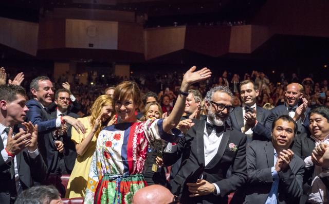 Massimo Bottura ovationné lors de la cérémonie des World's 50 Best Restaurants 2018 à Bilbao, en Espagne.