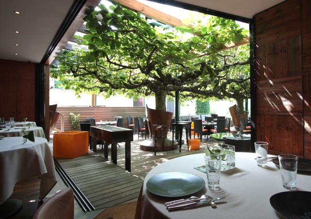 Bordé par un jardin aromatique, la terrasse et la salle sont un havre de paix et de gourmandise