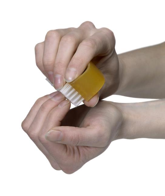 Utiliser une brosse à ongles jetable ou régulièrement nettoyée et désinfectée