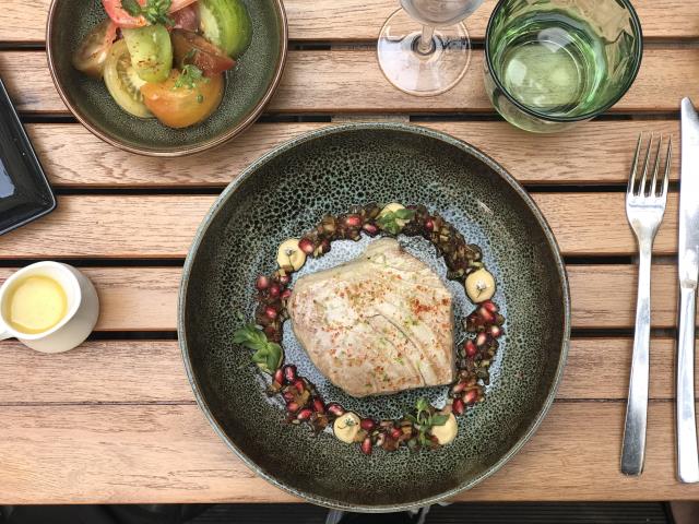 Un plat : Thon snacké, houmous et ravigote à la grenade.