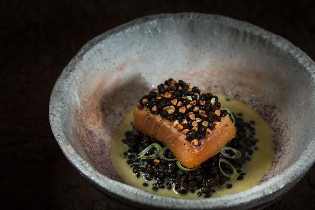 Soupe de poutargue, lentilles Beluga et Omble Chevalier