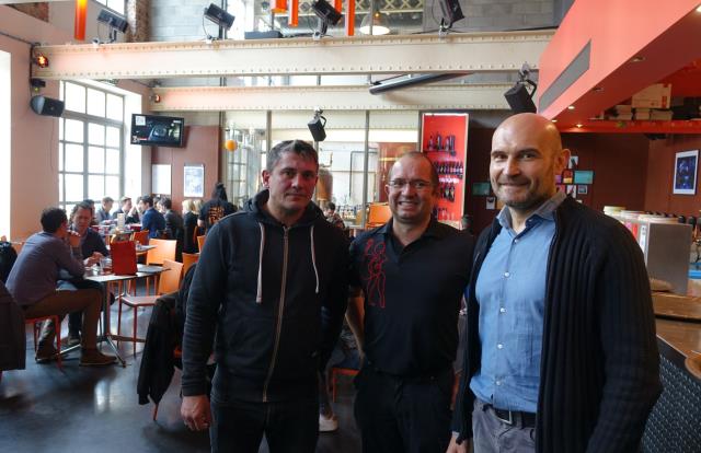 Dans le restaurant de Tarare, avec vu sur les alambics, Alban Perret, brasseur, David Hubert, distilleur et Christophe Fargier.