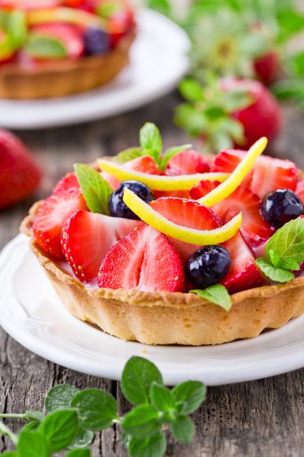 Avec une tarte aux fruits rouges, choisir un vin rouge jeune, léger et fruité ou un vin rosé.