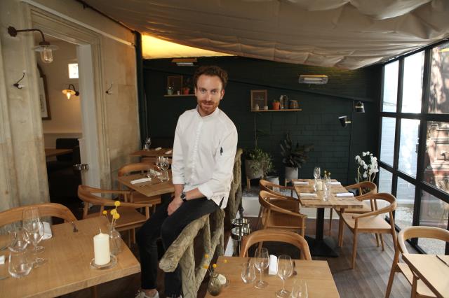 Mathieu Desmarest a choisi une autre manière de travailler avec son équipe de cuisine et son sommelier.