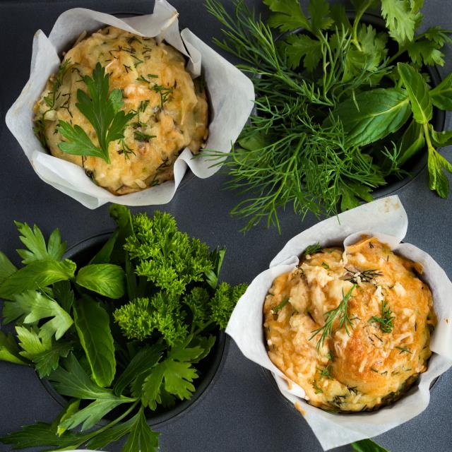 Muffins salés aux courgettes et au fromage.