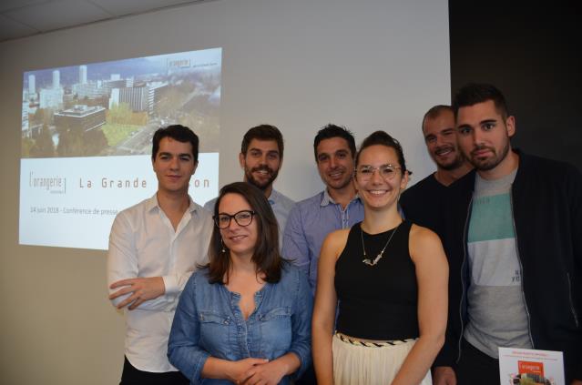 Les trois associés avec une partie des chefs et artisans partenaires unis pour faire de l'Orangerie un lieu de vie ouvert à tous valorisant le made in Grenoble, qu'il s'agisse de cuisine, d'artisanat ou de culture  !