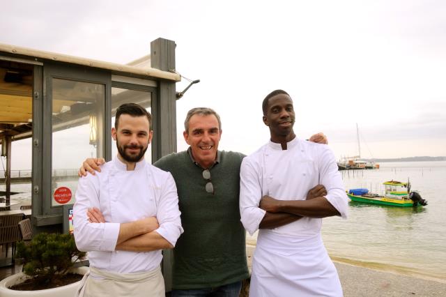 Devant Pinasse Café : Laurent Tournier encadré par Edouard Maurel  ( gauche)et Juberti, Maroni