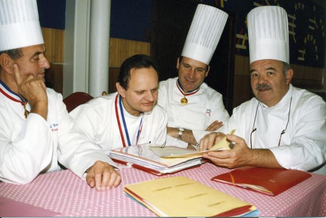 Pendant le concours du MOF 1993 à Strasbourg, de gauche à droite : Paul Bocuse, Joël Robuchon,  Jean Fleury, Pierre Troigros.