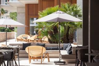 Terrase de l'OD Hotel de Talamanca, à Ibiza. Etablissement désormais doté d'un Book Bar.