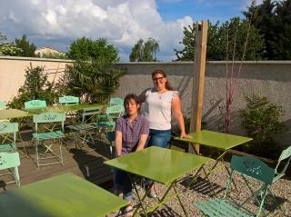 Magali et Marjorie Boulon ont repris l'hôtel La Roseraie, dans la Dombes.