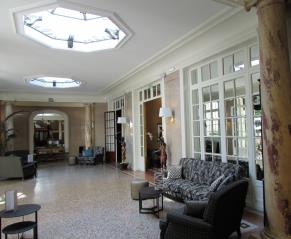 Le hall d'entrée, à nouveau éclairé par ses puits de lumière naturelle et son carrelage d'origine