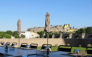 Vue de la cité médiévale depuis les jardins de l'hôtel Les Chevaliers