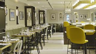 Alliant modernité et tradition, la salle du restaurant peut accueillir 80 couverts