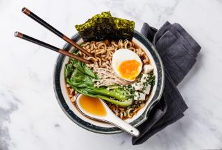 Ramen au miso : nouilles japonaises avec śufs, champignons enoki, et chou pak-choď.