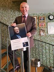 Thierry Campion avec l'affiche qui annonçait la venue de François Hollande dans sa brasserie le 18...