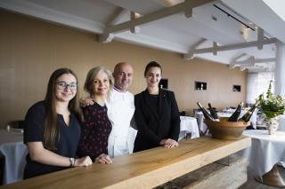 Le chef Olivier Nasti, entouré de sa famille, rend hommage aux muses qui ont inspiré sa cuisine: la...