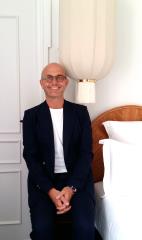 Boris Provost, directeur du salon EquipHotel, dans une chambre du nouvel hôtel Monte Cristo à Paris...