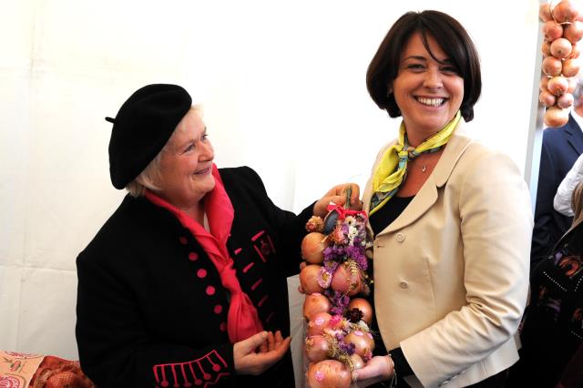 dès son arrivée sur le site, la ministre sylvia Pinel, s'est vu offrir les fameux oignons rosés de Roscoff