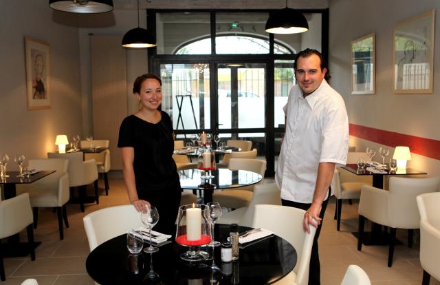 Jennifer et Julien débutent une nouvelle vie professionnelle dans un restaurant qui ne manque pas de charme.
