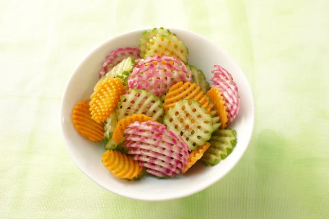 Salade de légumes crus coupés en gaufrettes.