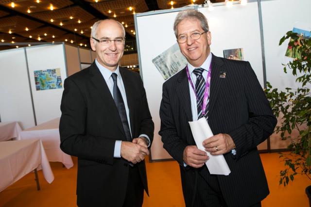 Le ministre Thierry Repentin et Michel Guisembert, Président de WorldSkills France, en visite sur le stand serivce en salle ce jeudi midi.