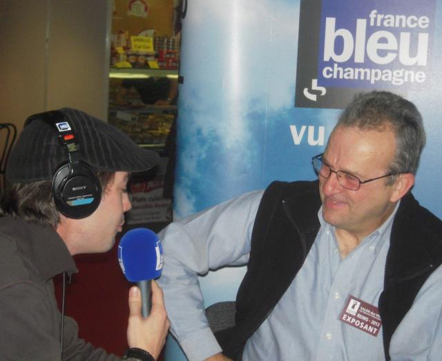 Jean-Luc Gonot, chef de travaux au lycée Oehmichen, répond aux questions d'un journaliste-radio.