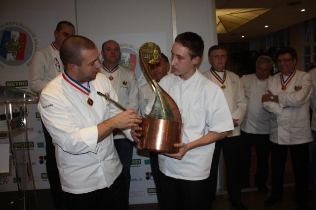 Guillaume Gomez, président des Cuisiniers de la République, remet son trophée à Jason Nicoviotis.