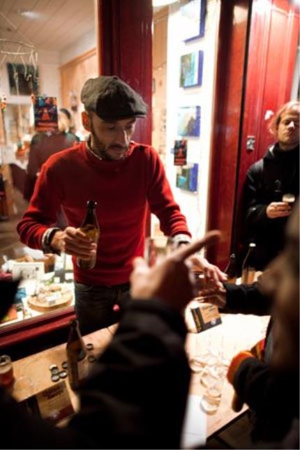 Thierry Roche dans sa brasserie de la Goutte d'Or.