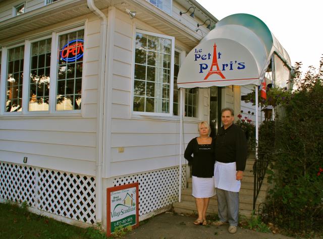 Benoît et Isabelle Nivesse à l'entrée du restaurant