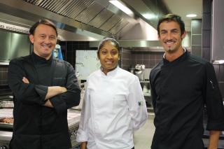 Le chef cuisinier de Matignon Christophe Langrée, sa seconde Martine Bauer et le chef pâtissier...