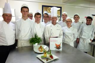 Gérard Bosher à gauche et Jean-Yves Le Moigne professeur de cuisine du lycée avec les élèves , avec...