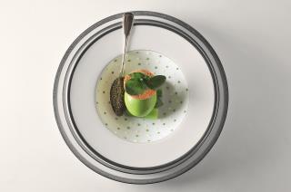 Oeuf mollet, fondant de mélisse, asperges vertes et caviar.