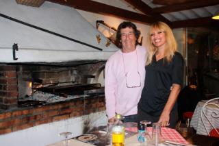 Jean-Pierre Ugo et Sandrine Badieu, propriétaires de La Ramade, ont fait de la cuisine au feu de...