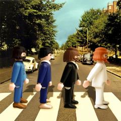 couverture du disque Abbey Road avec les Beatles représentés en figurines Playmobil traversant la...