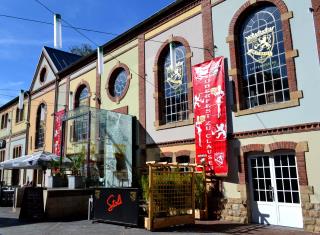 L'établissement est installé au cours de l'ancienne salle des machines de la brasserie Mousel