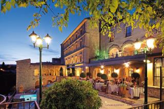 À Aix-en-Provence, le Grand Hôtel Roi René, 134 chambres classées 4 étoiles, appartient à la...