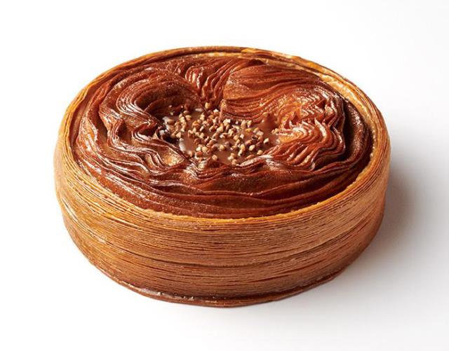 La galette de Maxence Barbot, chef pâtissier au Shangri-La Paris, est composée d'une frangipane dans une brioche feuilletée garnie de caramel au sarrasin et de fleur de sel.