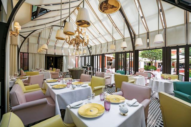 La salle du restaurant Il Carpaccio a été décorée par le designer Philippe Starck et l'artiste Thomas Boog.