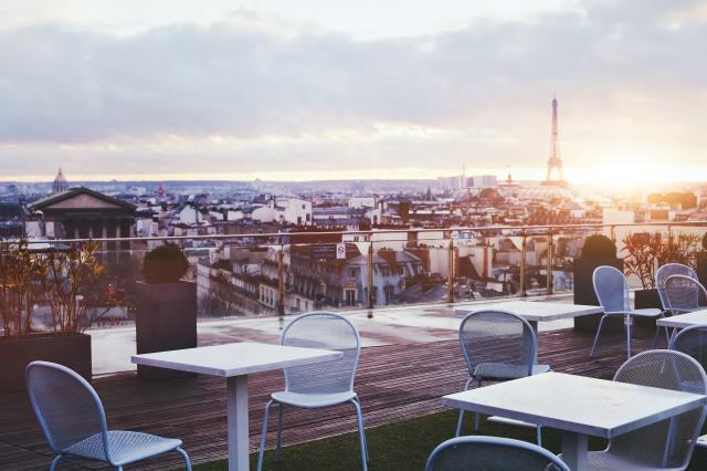 Le prix moyen dans les hôtels de luxe et les palaces parisiens est en hausse de 23 % en mars 2022 par rapport à mars 2019.