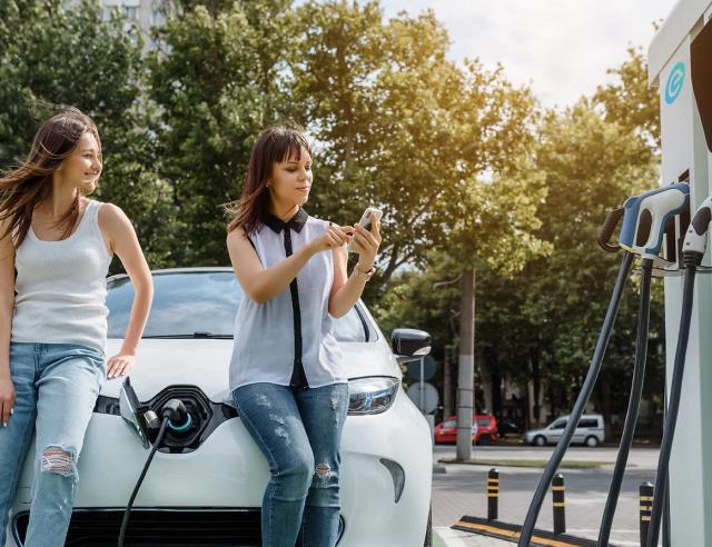 Evzen propose des bornes de recharge pour véhicules.