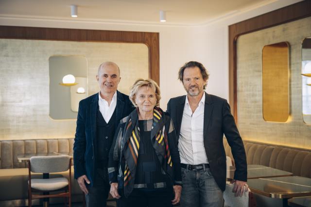 Éric et Jérôme Chevalier entourent leur mère, qui a eu l'audace de revendre les brasseries familiales pour se lancer dans l'hôtellerie.