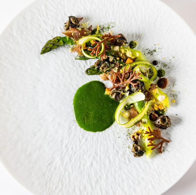 Asperges vertes, escargots et ail des ours