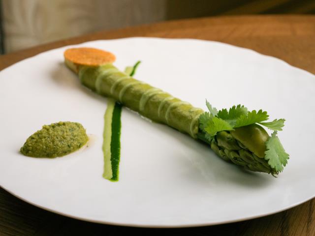 L'asperge telle qu'elle est servie au Bellefeuille, la table gastronomique de l'hôtel Saint James à Paris.