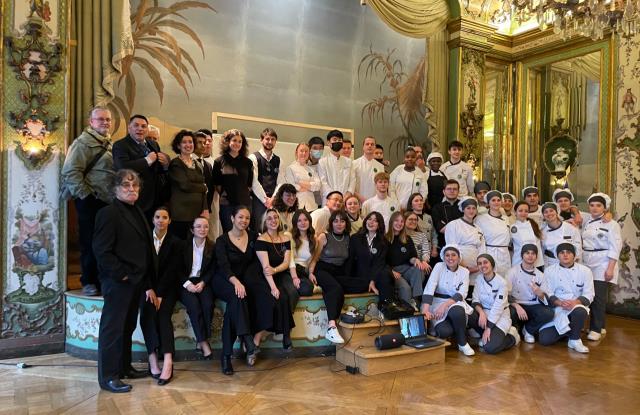 Etudants et enseignants à l'ambassade d'Italie pour un apéritif gourmand, concocté avec 'une cuisine de peu'.