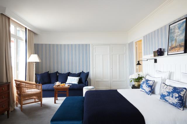 Dans les chambres de l'hôtel Flaubert de Trouville, les papiers peints, les moquettes et les jetés de lits déclinent plusieurs nuances de bleu.