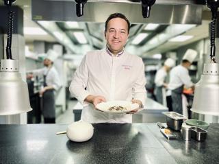 Emmanuel Renaut, MOF et chef du restaurant Flocons de Sel, 3 étoiles Michelin à Megève, sera la...