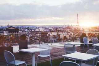 Le prix moyen dans les hôtels de luxe et les palaces parisiens est en hausse de 23 % en mars 2022 par rapport à mars 2019.