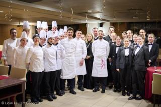 Le chef étoilé Jean Sulpice et son second Julien Larue (au centre) ont participé avec les élèves à...